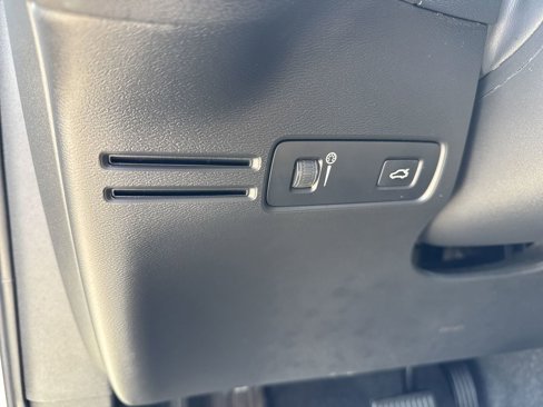 Certified 2022 Volvo C40 P8 Recharge Ultimate image 18