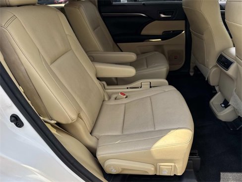 Used 2014 Toyota Highlander Limited image 12