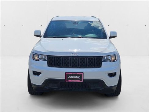 Used 2020 Jeep Grand Cherokee Laredo image 2
