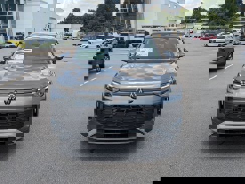 New 2025 Volkswagen Tiguan SE image 8