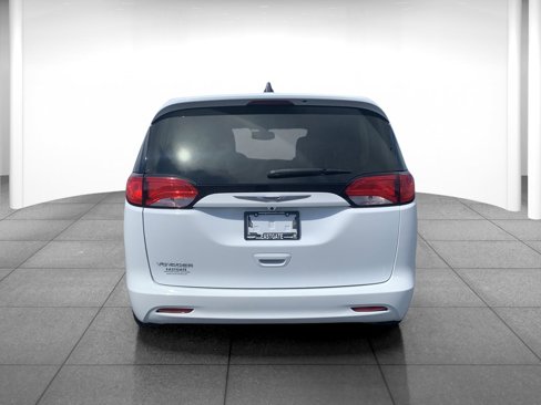 Used 2022 Chrysler Voyager LX image 6