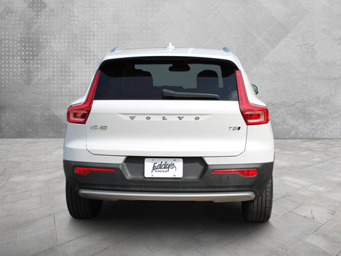 Used 2022 Volvo XC40 T5 Momentum image 4