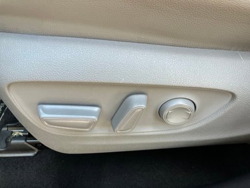Used 2020 Toyota Highlander XLE image 19