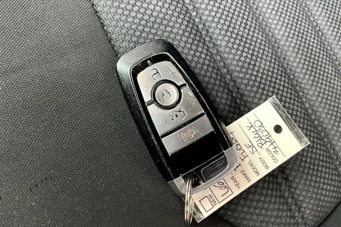 Used 2017 Ford Fusion SE w/ Fusion SE Technology Package image 6