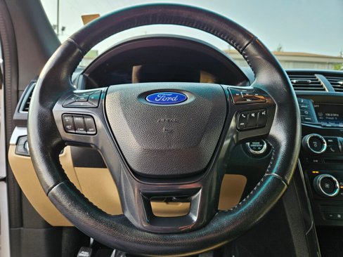 Used 2016 Ford Explorer XLT image 2