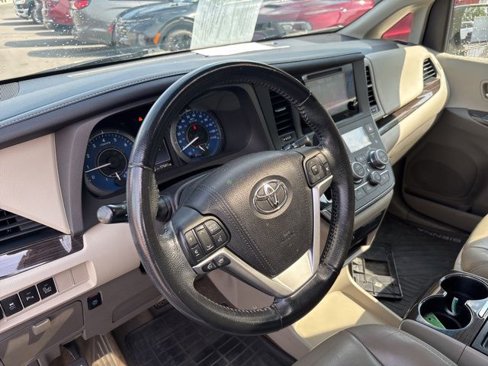 Used 2016 Toyota Sienna L image 22