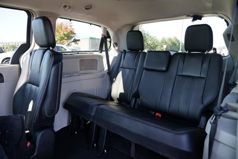 Used 2015 Chrysler Town & Country Touring image 26