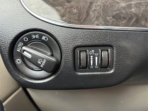 Used 2016 Chrysler Town & Country Touring-L w/ Driver Convenience Group image 12