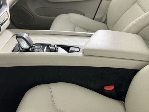 Used 2023 Volvo XC60 B5 Core image 24