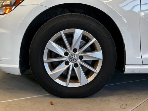Used 2019 Volkswagen Golf S image 25