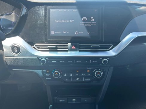 Used 2022 Kia Niro EX image 18