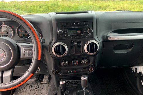 Used 2016 Jeep Wrangler Sahara w/ Connectivity Group image 7
