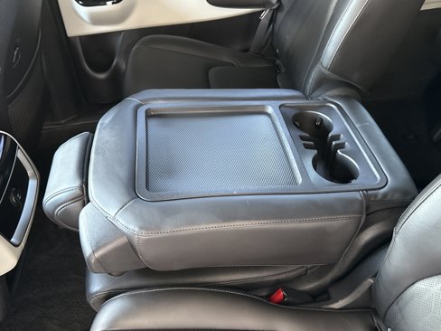 Used 2022 Kia Carnival EX image 29