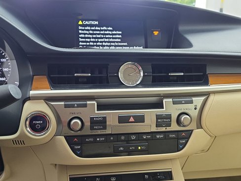 Used 2015 Lexus ES 300h image 19