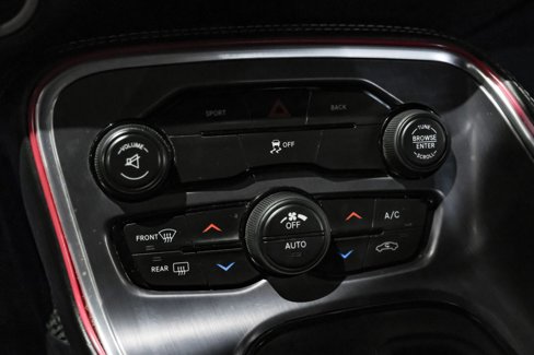 Used 2015 Dodge Challenger SXT image 19