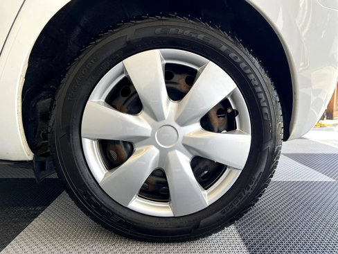 Used 2011 Toyota Yaris 4-Door Hatchback image 25