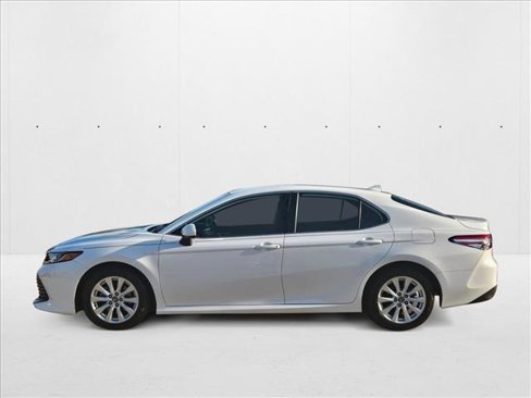 Used 2019 Toyota Camry LE image 9