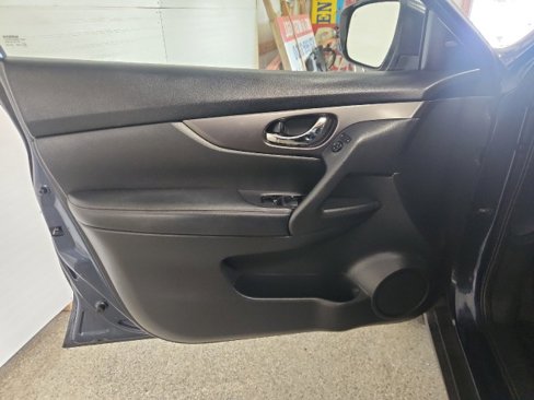 Used 2016 Nissan Rogue SV image 14