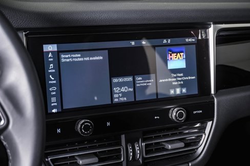 Certified 2025 Porsche Macan image 22
