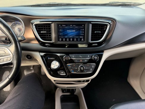 Used 2019 Chrysler Pacifica Touring-L image 9