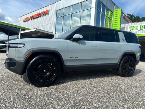 Used 2025 Rivian R1S Premium image 2