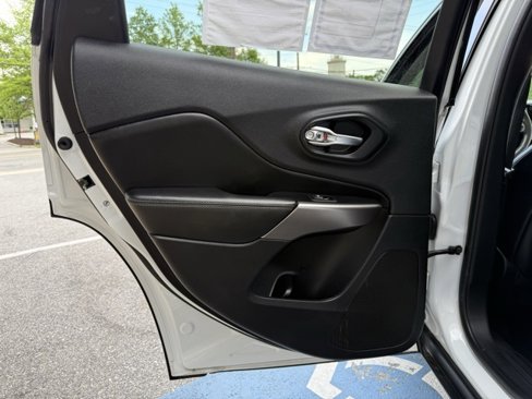 Used 2019 Jeep Cherokee Limited image 25