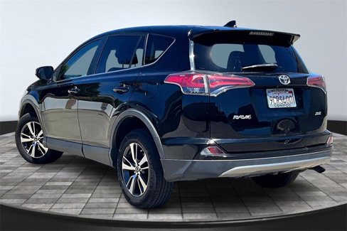 Used 2018 Toyota RAV4 XLE image 2