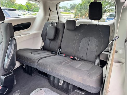 Used 2017 Chrysler Pacifica Touring image 16