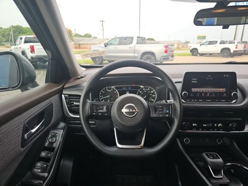 Used 2023 Nissan Rogue SV image 3