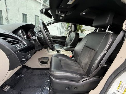 Used 2019 Dodge Grand Caravan SXT w/ Driver Convenience Group image 23