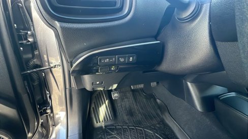 Used 2020 Toyota Prius LE image 30