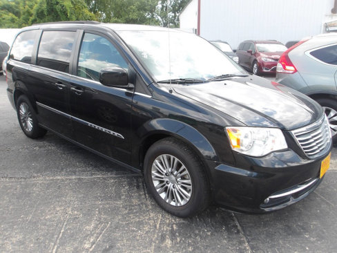 Used 2016 Chrysler Town & Country Touring-L image 3