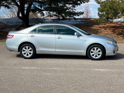 Used 2011 Toyota Camry LE image 2