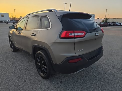 Used 2016 Jeep Cherokee Limited w/ Luxury Group image 4