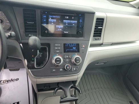 Used 2015 Toyota Sienna LE image 26