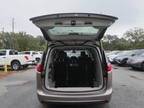 Used 2018 Chrysler Pacifica Touring-L image 7