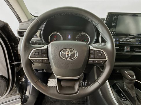 Used 2022 Toyota Highlander LE image 11