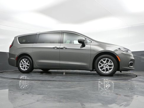 Used 2023 Chrysler Pacifica Touring-L image 48