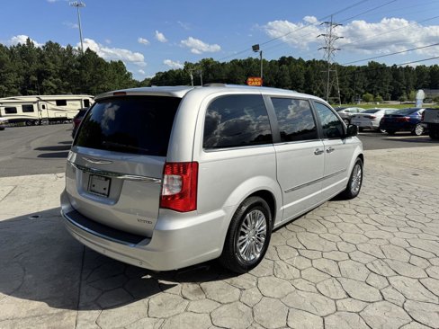 Used 2011 Chrysler Town & Country Limited image 14