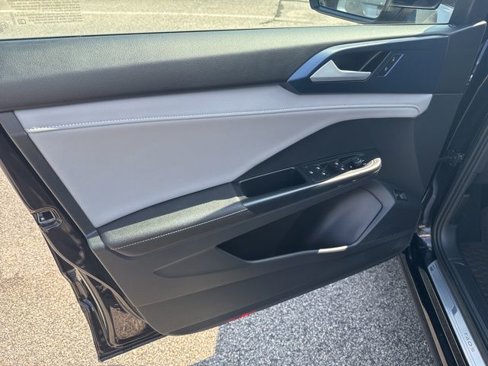 Certified 2024 Volkswagen Taos SE image 24