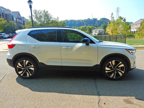 Used 2025 Volvo XC40 B5 Plus image 4