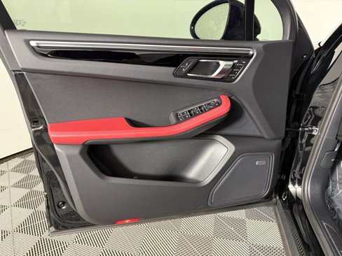 Certified 2021 Porsche Macan S image 25