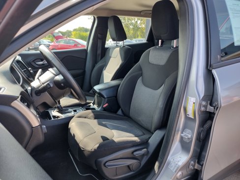 Used 2016 Jeep Cherokee Sport image 2
