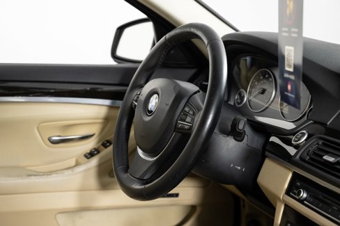 Used 2011 BMW 550i xDrive Sedan image 27