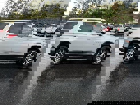 Used 2020 Chevrolet Traverse LT image 8