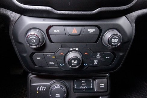 Used 2018 Jeep Renegade Latitude w/ Cold Weather Group image 20