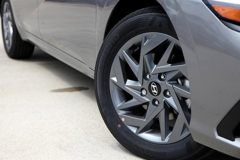 Used 2024 Hyundai Elantra SEL image 2