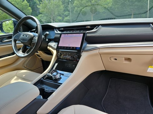 New 2025 Jeep Grand Cherokee L Limited w/ Luxury Tech Group II image 16