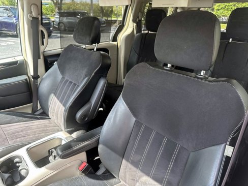 Used 2015 Chrysler Town & Country Limited w/ Trailer Tow Group image 11