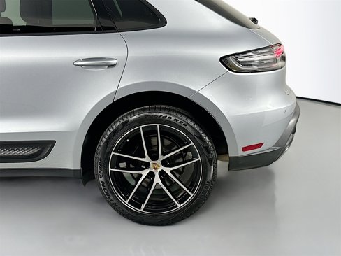 Certified 2024 Porsche Macan image 12